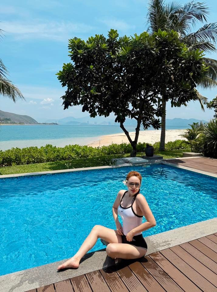 Có thể thấy, dù đã là "gái một con", Bảo Thy vẫn giữ được sắc vóc nuột nà, trẻ trung đáng ngưỡng mộ.