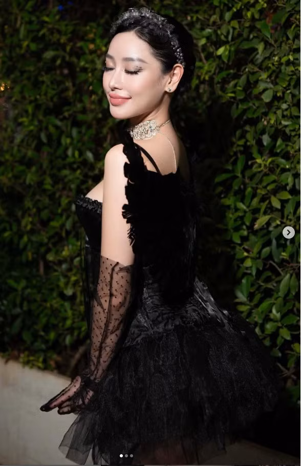 Song song với hình ảnh gợi cảm trước ống kính, cuộc sống của Helen Thanh Thảo còn gây chú ý bởi hành trình kinh doanh đáng nể. Tên đầy đủ là Nguyễn Thanh Thảo, cô là một hot girl nổi tiếng trong giới kinh doanh online, sở hữu nhiều chi nhánh mang tên mình với lượng khách ổn định.