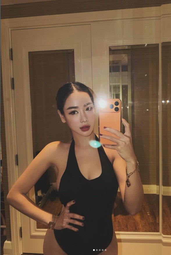 Không phô trương, không cầu kỳ, vẻ đẹp của Helen Thanh Thảo đến từ sự chín muồi: mặn mà, tinh tế và đầy tự tin – thứ “đặc quyền” mà thời gian chỉ trao cho những người phụ nữ biết yêu bản thân.