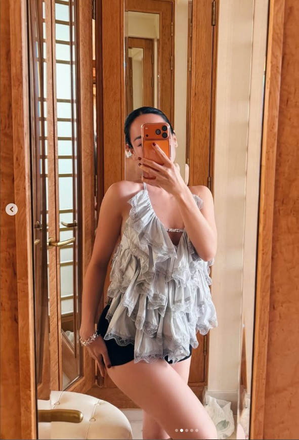 Điểm nổi bật ở Helen Thanh Thảo là vẻ đẹp rất “đời” nhưng không hề mờ nhạt. Cô sở hữu đôi mắt bồ câu hiền hòa, khuôn miệng chúm chím và thần thái dịu dàng – những nét khiến người đối diện dễ liên tưởng đến các hot girl đời đầu từng làm mưa làm gió như Mi Vân hay Hoàng Thùy Linh.