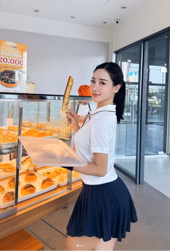 Đáng chú ý, dù bận rộn với công việc, Helen Thanh Thảo vẫn duy trì phong độ nhan sắc đáng ngưỡng mộ. Cô thường xuyên luyện tập, chăm sóc cơ thể khoa học và giữ tinh thần tích cực – bí quyết giúp vóc dáng luôn săn chắc, làn da mịn màng. Chính sự kỷ luật ấy tạo nên hình ảnh một người phụ nữ hiện đại: thành công, độc lập và biết trân trọng giá trị bản thân.