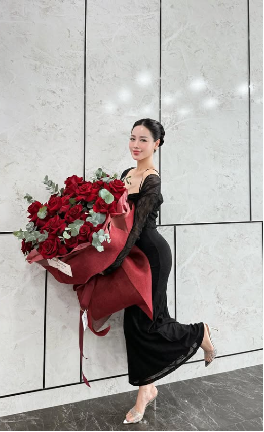 Từng có thời gian, cái tên Helen Thanh Thảo trở thành chủ đề “nóng” của cộng đồng kinh doanh online bởi những bước đi táo bạo và chiến lược bài bản. Bên cạnh đó, chuyện tình cảm của cô cũng thu hút sự quan tâm khi vướng tin đồn hẹn hò cùng Thế Bảo – anh trai ca sĩ Bảo Thy. Tuy nhiên, người đẹp khá kín tiếng về đời tư, chọn cách tập trung cho sự nghiệp và tận hưởng cuộc sống theo cách riêng.