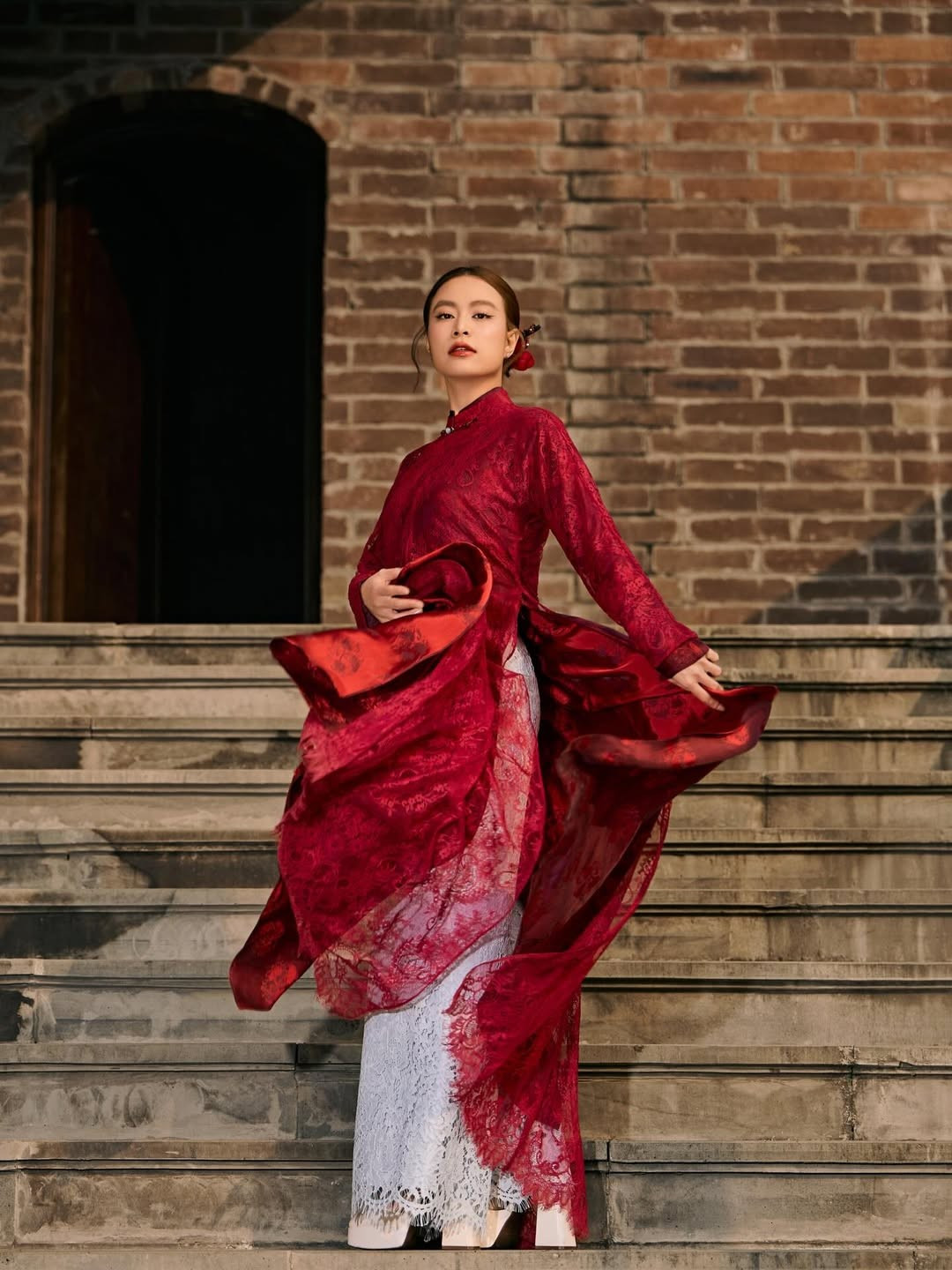 Chỉ sau thời gian ngắn đăng tải, loạt ảnh Hoàng Thùy Linh diện áo dài chúc mừng năm mới đã nhận về hàng chục nghìn lượt yêu thích cùng vô số bình luận tích cực. Nhiều khán giả dành lời khen cho nhan sắc “không tuổi” của nữ ca sĩ, cho rằng cô ngày càng mặn mà, sắc sảo nhưng vẫn giữ được nét dịu dàng rất riêng.