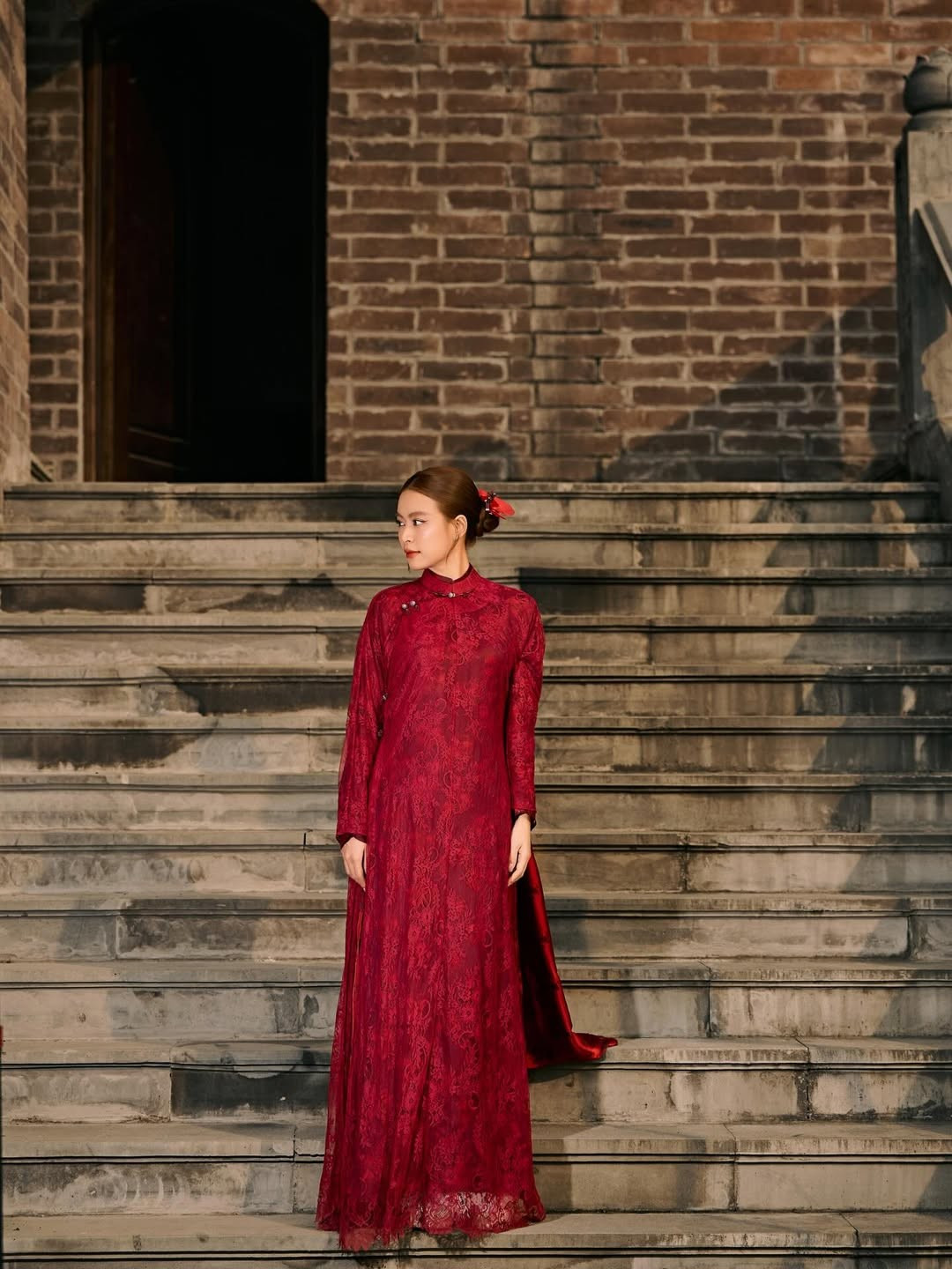 Bên cạnh ý nghĩa thẩm mỹ, bộ ảnh còn được xem như lời chúc năm mới nhẹ nhàng mà Hoàng Thùy Linh gửi tới khán giả. Không cần những dòng trạng thái quá dài, chỉ với hình ảnh và thần thái, nữ ca sĩ vẫn truyền tải được thông điệp về sự an yên, may mắn và những điều tốt đẹp trong năm mới.