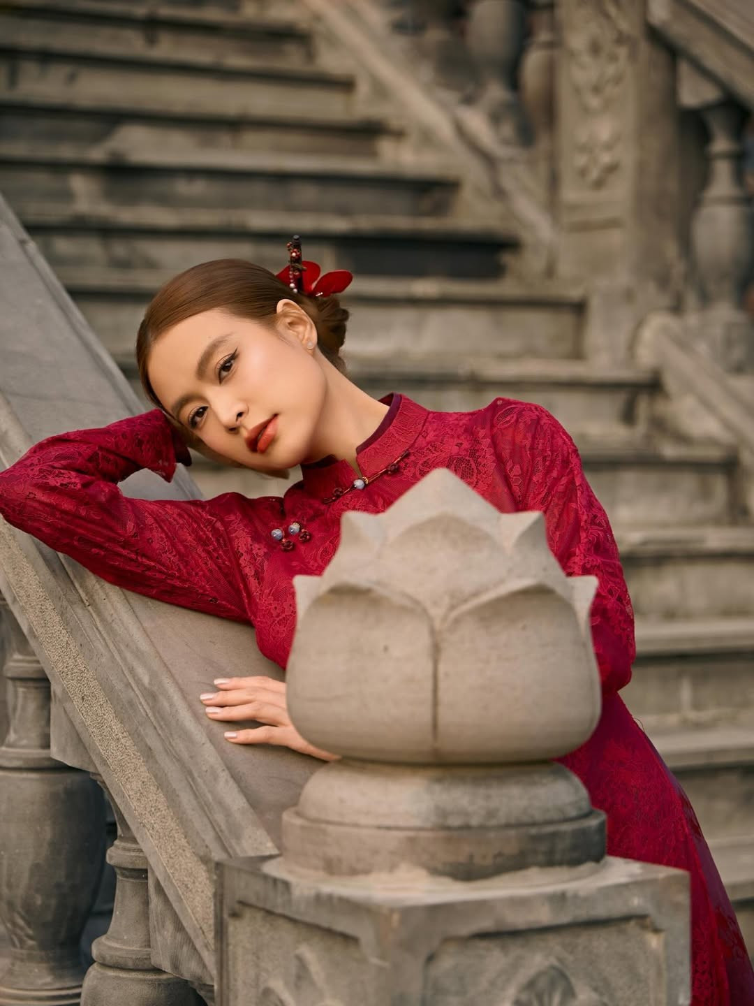 Không ít người hâm mộ nhận xét, hình ảnh Hoàng Thùy Linh trong tà áo dài đỏ mang lại cảm giác gần gũi, thân quen, đúng tinh thần ngày Tết cổ truyền. “Nhìn ảnh là thấy không khí Tết ngay”, “Vừa sang trọng vừa rất Việt Nam”, “Hoàng Thùy Linh hợp áo dài thật sự”… là những bình luận xuất hiện dày đặc dưới bài đăng.