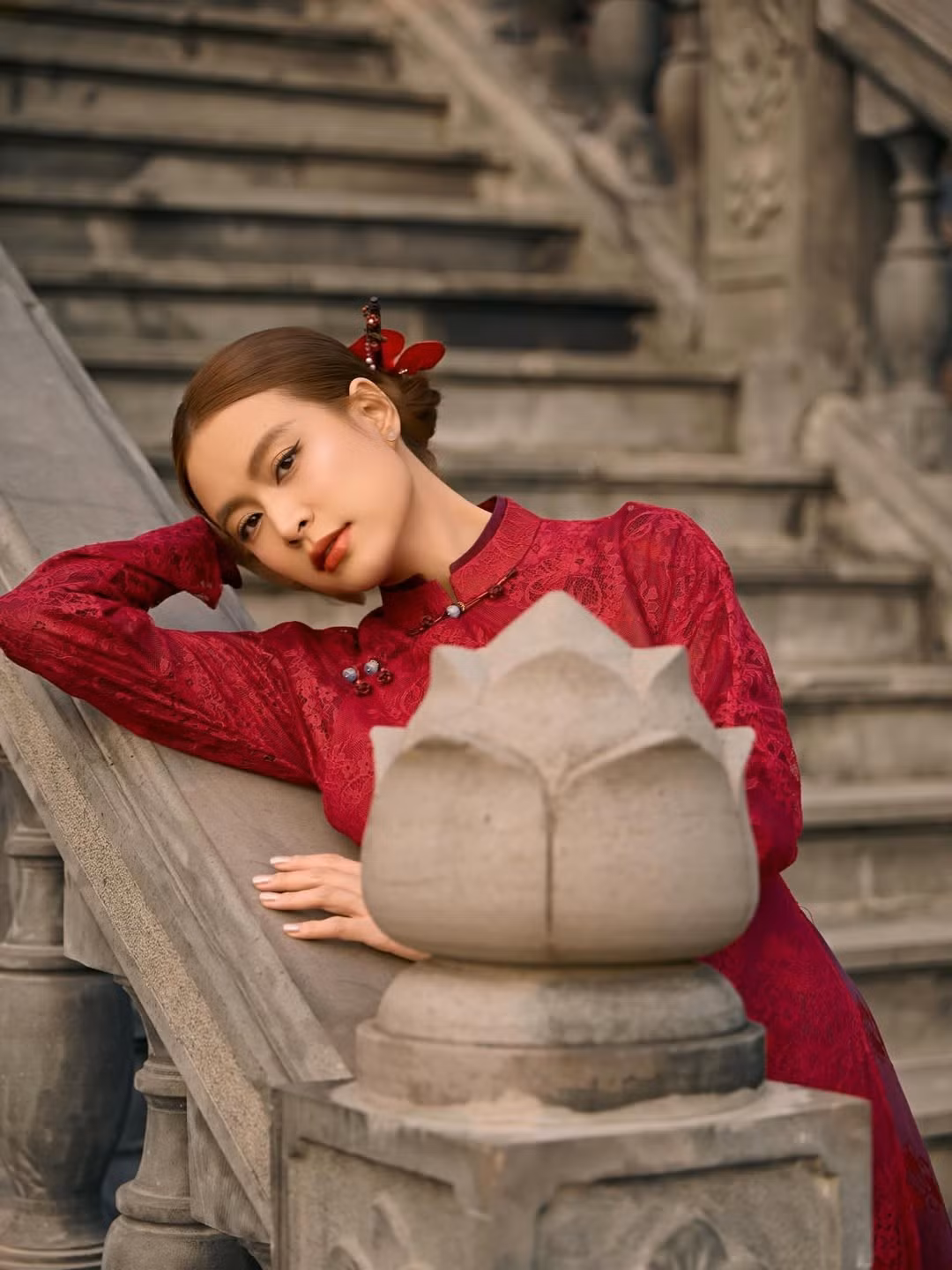 Không ít người hâm mộ nhận xét, hình ảnh Hoàng Thùy Linh trong tà áo dài đỏ mang lại cảm giác gần gũi, thân quen, đúng tinh thần ngày Tết cổ truyền. “Nhìn ảnh là thấy không khí Tết ngay”, “Vừa sang trọng vừa rất Việt Nam”, “Hoàng Thùy Linh hợp áo dài thật sự”… là những bình luận xuất hiện dày đặc dưới bài đăng.