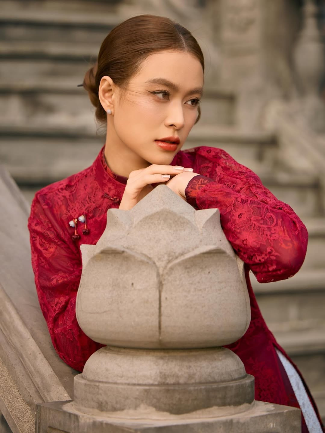 Một số ý kiến bày tỏ sự yêu thích với cách Hoàng Thùy Linh lựa chọn áo dài – trang phục truyền thống – để gửi lời chúc năm mới, thay vì chạy theo những xu hướng thời trang hiện đại.