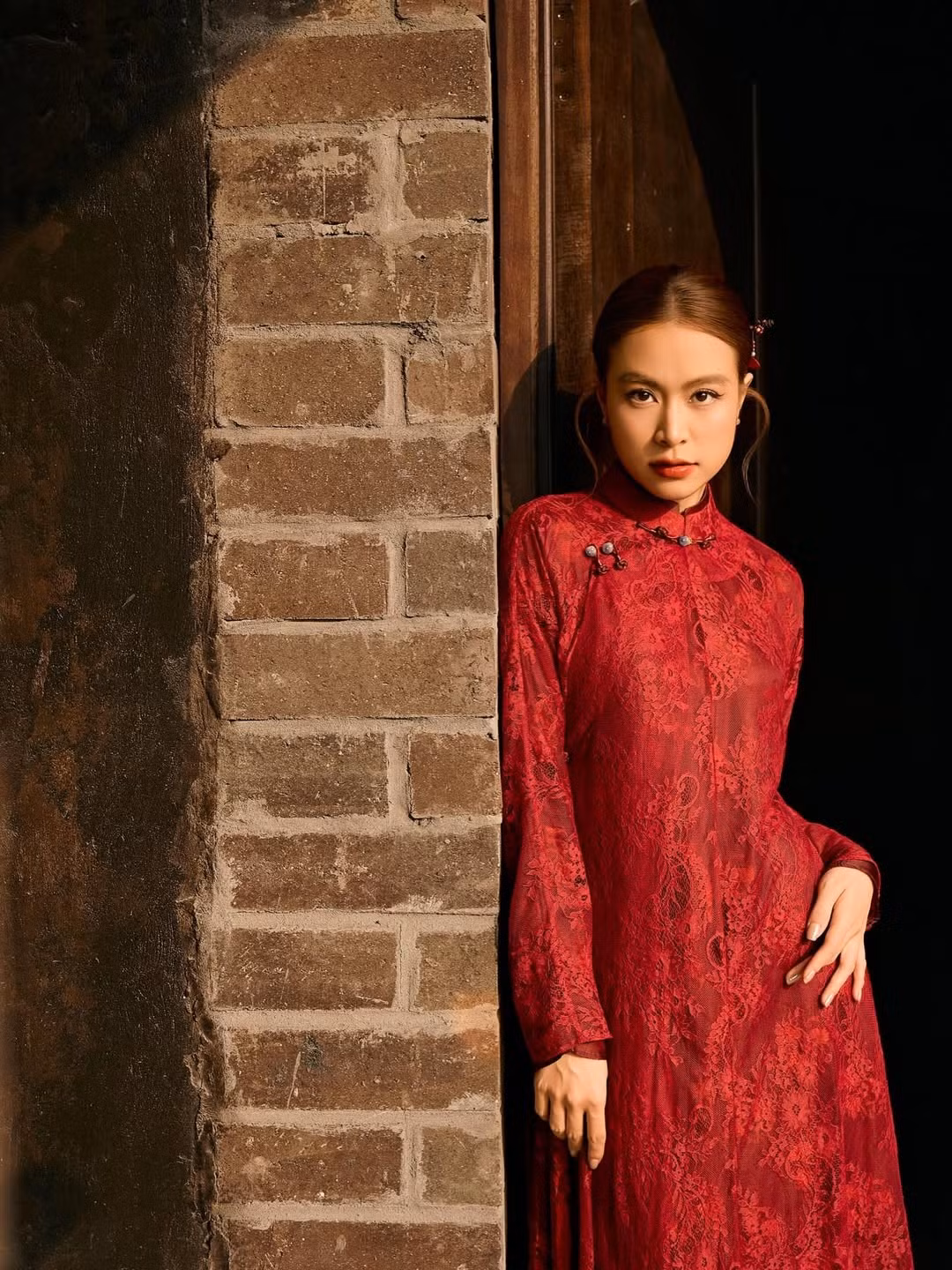 Từ lâu, Hoàng Thùy Linh đã được biết đến là nghệ sĩ luôn đề cao yếu tố văn hóa truyền thống trong các sản phẩm nghệ thuật cũng như hình ảnh cá nhân. Âm nhạc của cô thường mang âm hưởng dân gian đương đại, lấy cảm hứng từ văn hóa Việt, trong khi phong cách thời trang cũng nhiều lần tôn vinh các giá trị bản sắc. Việc lựa chọn áo dài để chúc mừng năm mới vì thế được xem là một nét nhất quán trong hình ảnh mà nữ ca sĩ theo đuổi suốt nhiều năm qua.