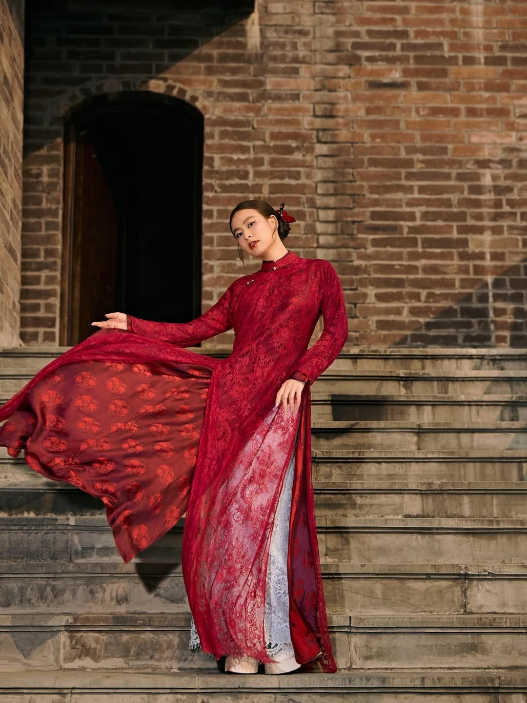 Những ngày đầu năm mới, mạng xã hội của sao Việt trở nên sôi động hơn bao giờ hết với loạt hình ảnh chúc Tết gửi tới khán giả. Giữa không khí rộn ràng ấy, Hoàng Thùy Linh diện áo dài chúc mừng năm mới trên trang cá nhân đã nhanh chóng thu hút sự chú ý, nhận về nhiều lời khen ngợi từ người hâm mộ.