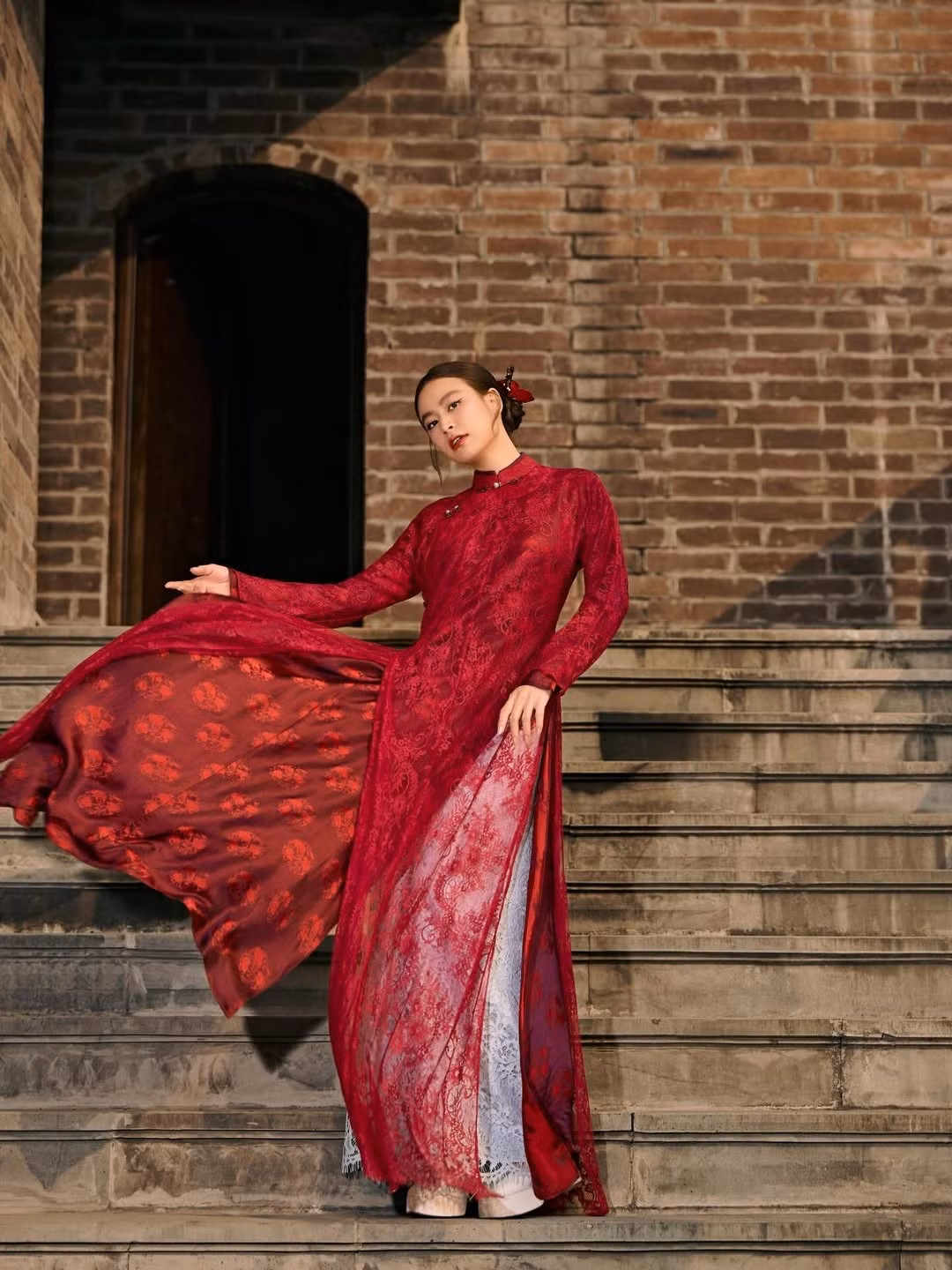 Những ngày đầu năm mới, mạng xã hội của sao Việt trở nên sôi động hơn bao giờ hết với loạt hình ảnh chúc Tết gửi tới khán giả. Giữa không khí rộn ràng ấy, Hoàng Thùy Linh diện áo dài chúc mừng năm mới trên trang cá nhân đã nhanh chóng thu hút sự chú ý, nhận về nhiều lời khen ngợi từ người hâm mộ.