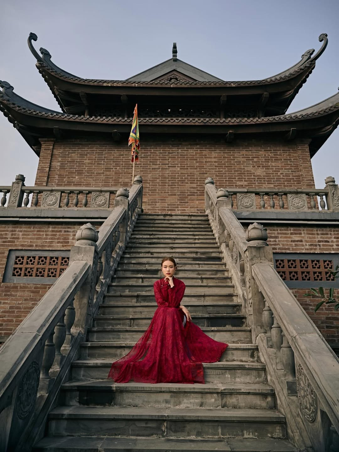 Không lựa chọn phong cách quá cầu kỳ, Hoàng Thùy Linh ghi điểm với tạo hình tối giản: mái tóc búi gọn gàng, lối trang điểm nhẹ nhàng, tập trung làm nổi bật đường nét gương mặt thanh tú.