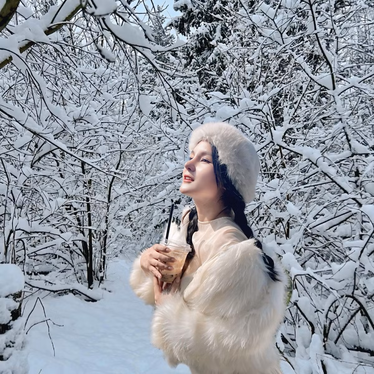 Trong một bài đăng, nàng tiên cá chuyên nghiệp người Việt Nam còn giới thiệu mình là một trong top 20 người Việt Nam làm được điều này.