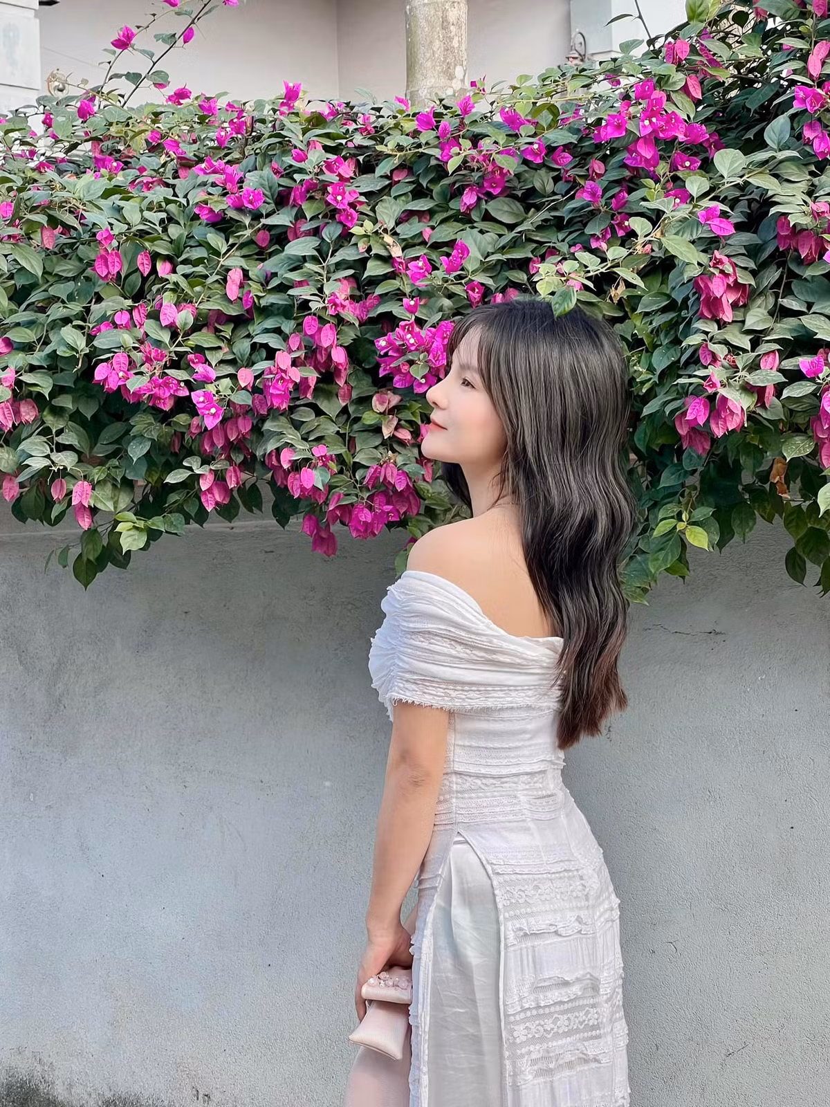 Hot girl từng chia sẻ một ngày làm nàng tiên cá của cô diễn ra như sau: "Dậy sớm từ 5 giờ sáng để chuẩn bị kỹ lưỡng, mất từ 1-2 giờ cho việc trang điểm, di chuyển 1 tiếng đến thủy cung, thay đồ tránh hớ hênh, tập luyện với bạn diễn sao cho ăn ý...