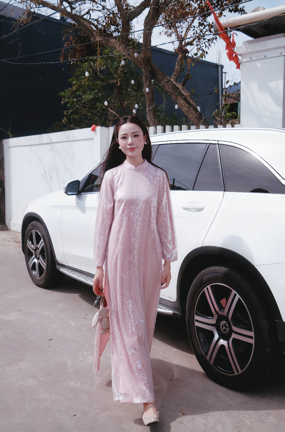 Nhiều người hâm mộ còn hài hước cho rằng, dù là khi ở nhà hay ra ngoài, Văn Đức đúng chuẩn người “chồng quốc dân”, luôn dành lời khen và sự quan tâm cho vợ mọi lúc mọi nơi.