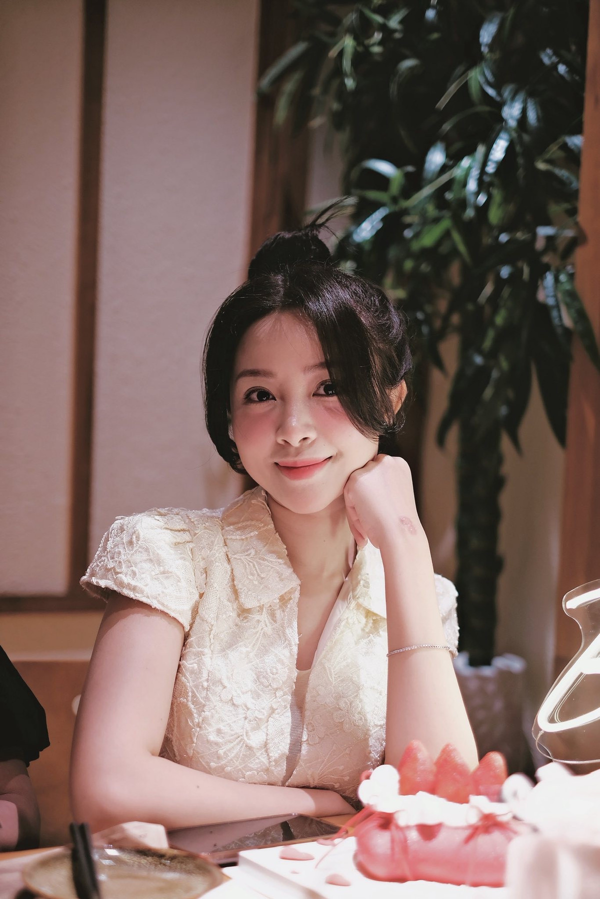 Trước khi trở thành “vợ cầu thủ”, Nhật Linh từng theo học Sư phạm Giáo dục mầm non tại Cao đẳng Sư phạm Nghệ An, và gây chú ý khi lọt vào đêm chung khảo Hoa khôi Sinh viên Nghệ An 2018.