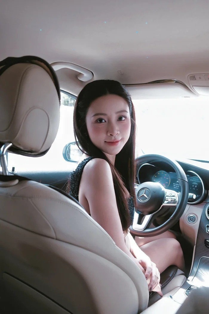 Võ Nhật Linh mới đây khiến dân mạng xôn xao khi đăng tải loạt hình ảnh chất lượng trên chiếc xe Mercedes sang trọng.