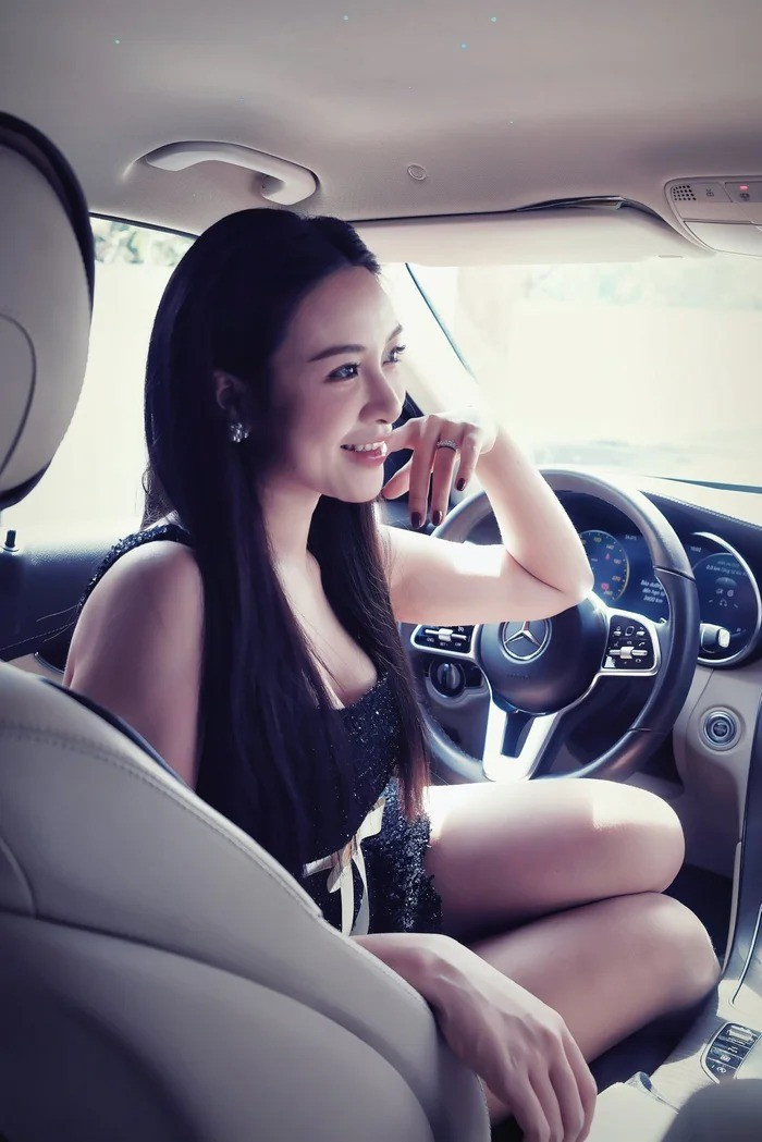 Điều khiến người hâm mộ chú ý nhất chính là vẻ đẹp trong trẻo và vóc dáng thon gọn của nàng WAG xứ Nghệ.