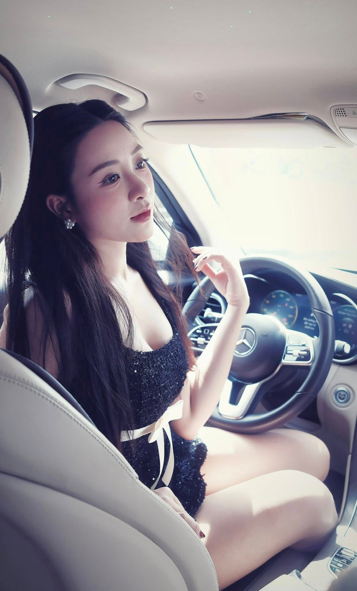 Ngồi trong khoang lái Mercedes, vợ cầu thủ Phan Văn Đức toát lên vẻ tự tin, sang chảnh nhưng vẫn rất đỗi gần gũi, những hình ảnh khiến nhiều người không khỏi trầm trồ.