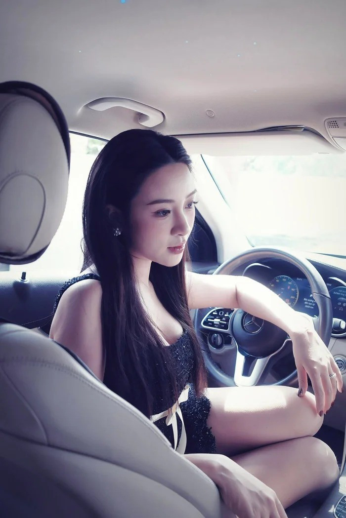 Chỉ sau ít giờ đăng tải, những khung hình này nhanh chóng thu hút hàng nghìn lượt tương tác cùng vô số bình luận khen ngợi từ cộng đồng mạng, bạn bè và dàn WAGs nổi tiếng.