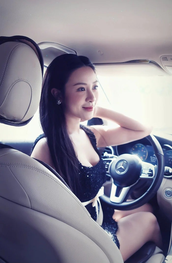 Dù đã là mẹ hai con, Nhật Linh vẫn giữ được phong thái nhẹ nhàng, cuốn hút với gương mặt trẻ trung, làn da mịn màng và thần thái dịu dàng.