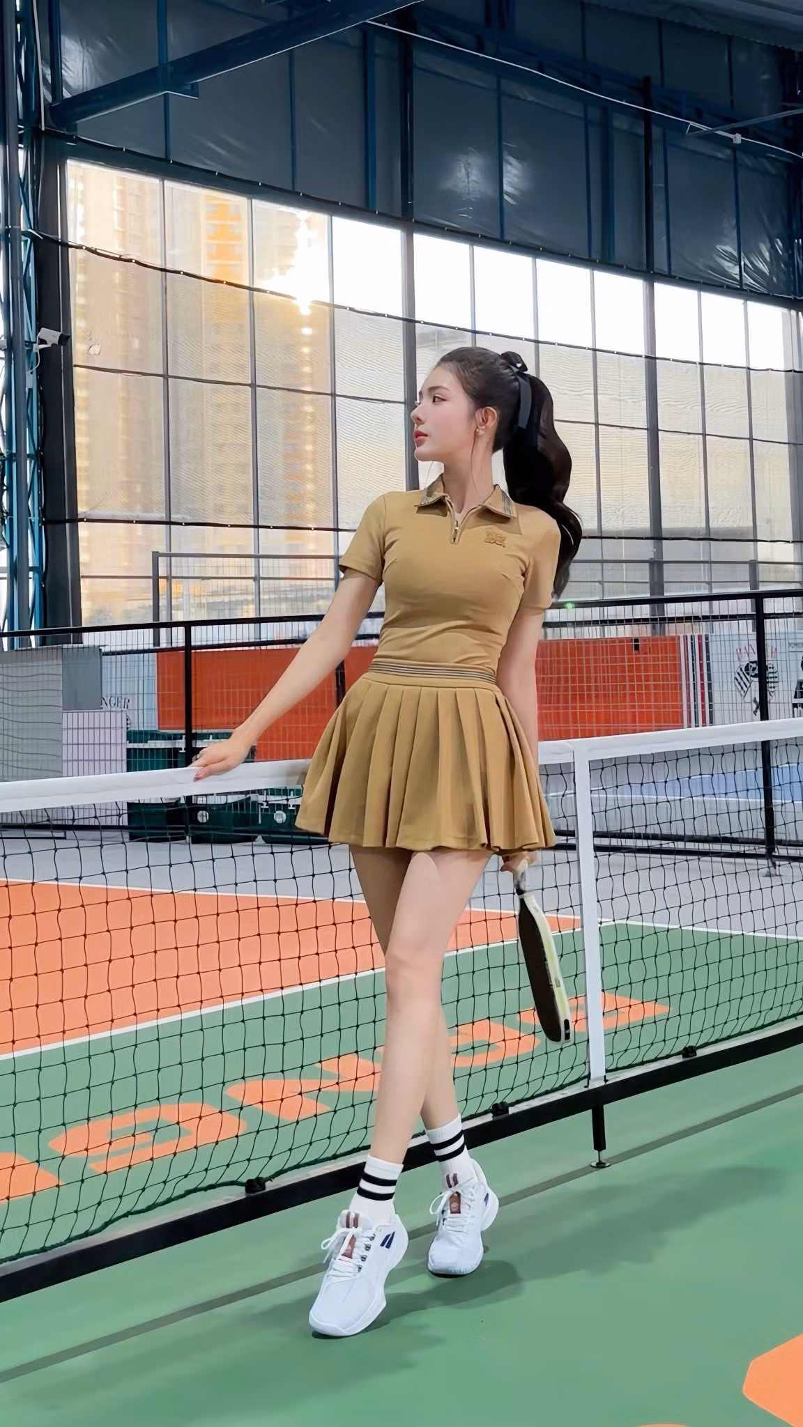 Cô nàng chọn một set đồ thể thao đơn giản nhưng cực kỳ tôn dáng tôn lên vẻ khỏe khoắn.