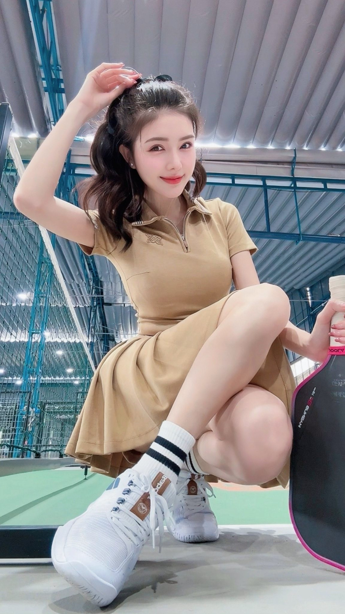 Việc Lilly Luta tham gia và chia sẻ hình ảnh về bộ môn pickleball cho thấy sự năng động và khả năng bắt kịp xu hướng của người đẹp. Pickleball, với sự kết hợp của tennis, cầu lông và bóng bàn, đang trở thành môn thể thao được giới trẻ và các nghệ sĩ yêu thích bởi tính giải trí cao và dễ chơi.