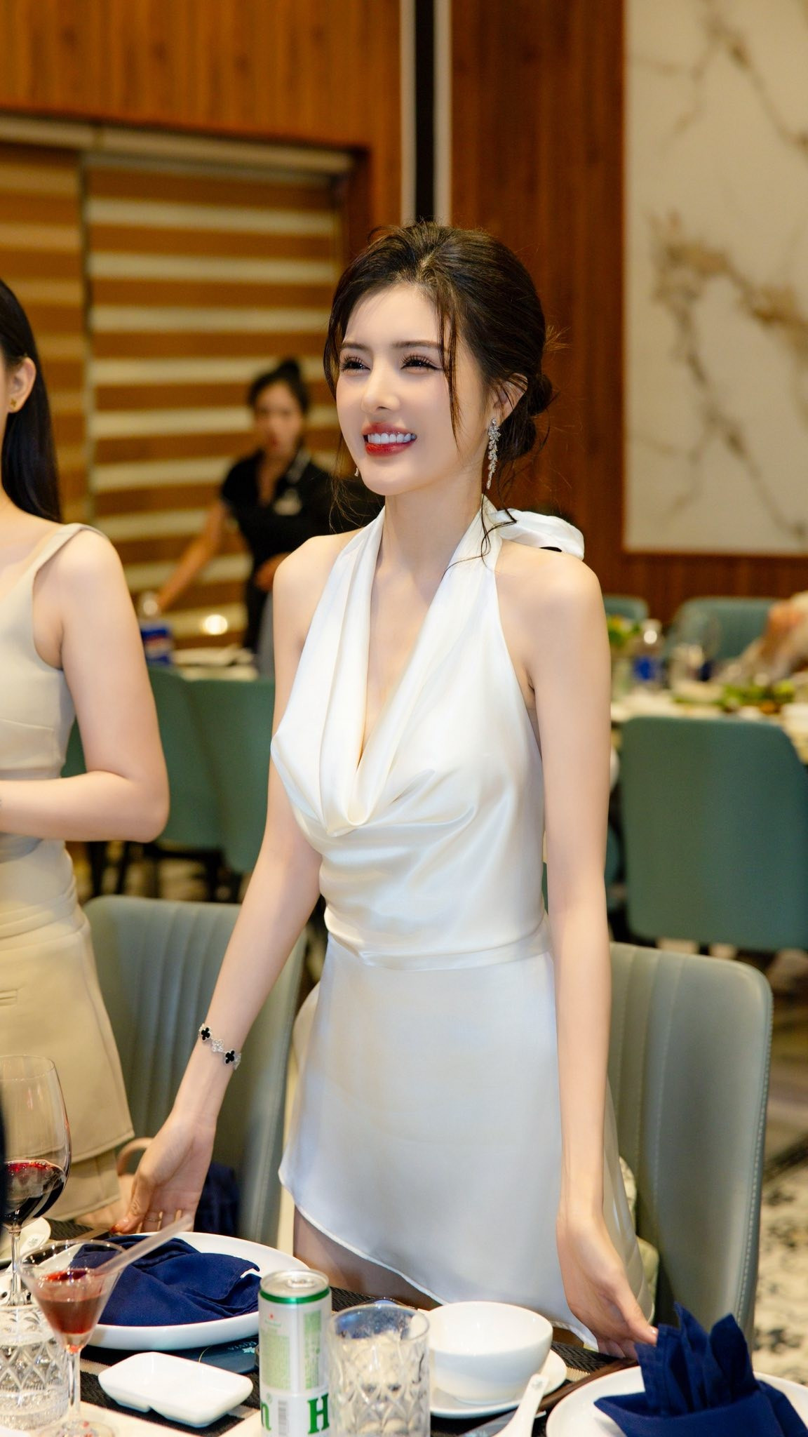 Các bức ảnh nhanh chóng lan truyền trên mạng xã hội với hàng ngàn lượt tương tác. Nhiều bình luận ngưỡng mộ vẻ ngoài không tuổi và sự đa tài của cô: “Xinh quá, cứ như nữ sinh đang đi chơi thể thao vậy!”, “Pickleball đang hot mà gặp cả ‘búp bê sống’ chơi nữa thì đúng là siêu cuốn!”