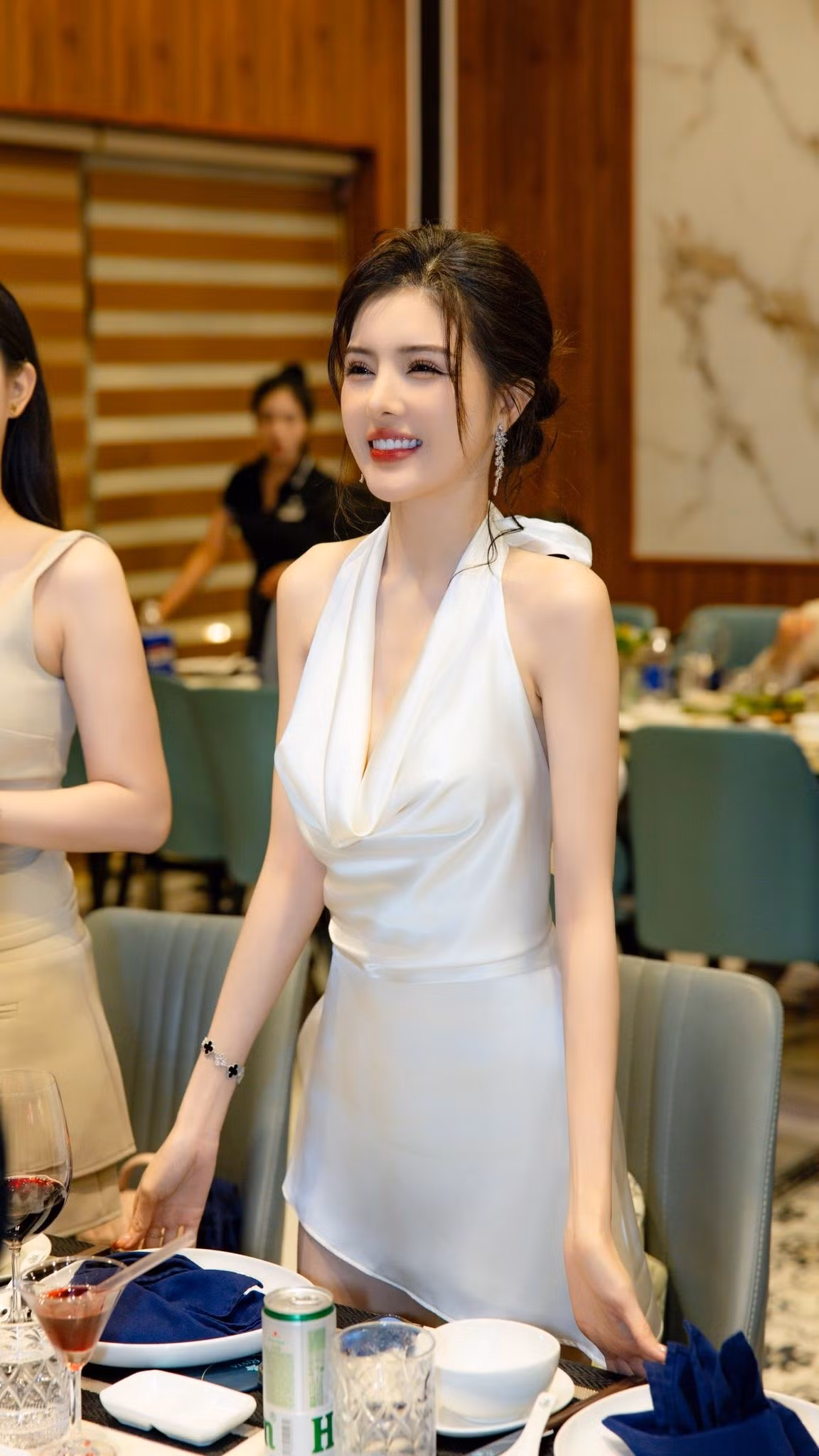 Các bức ảnh nhanh chóng lan truyền trên mạng xã hội với hàng ngàn lượt tương tác. Nhiều bình luận ngưỡng mộ vẻ ngoài không tuổi và sự đa tài của cô: “Xinh quá, cứ như nữ sinh đang đi chơi thể thao vậy!”, “Pickleball đang hot mà gặp cả ‘búp bê sống’ chơi nữa thì đúng là siêu cuốn!”