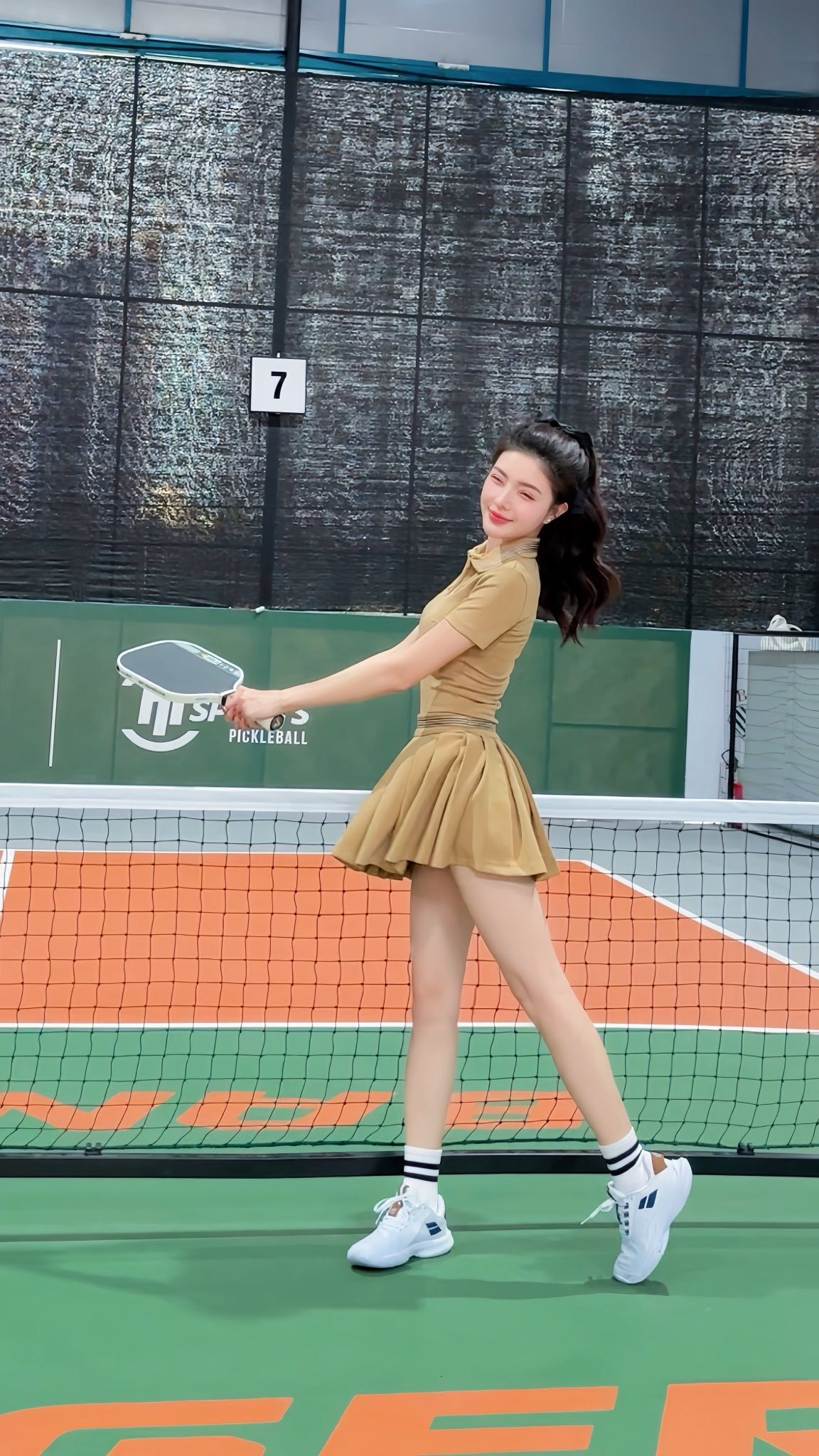 Lần này, Lilly Luta không xuất hiện trong các bộ cánh lộng lẫy trên sàn diễn hay phim trường, mà lại "đốn tim" khán giả ngay trên sân thể thao pickleball – bộ môn đang "làm mưa làm gió" hiện nay.