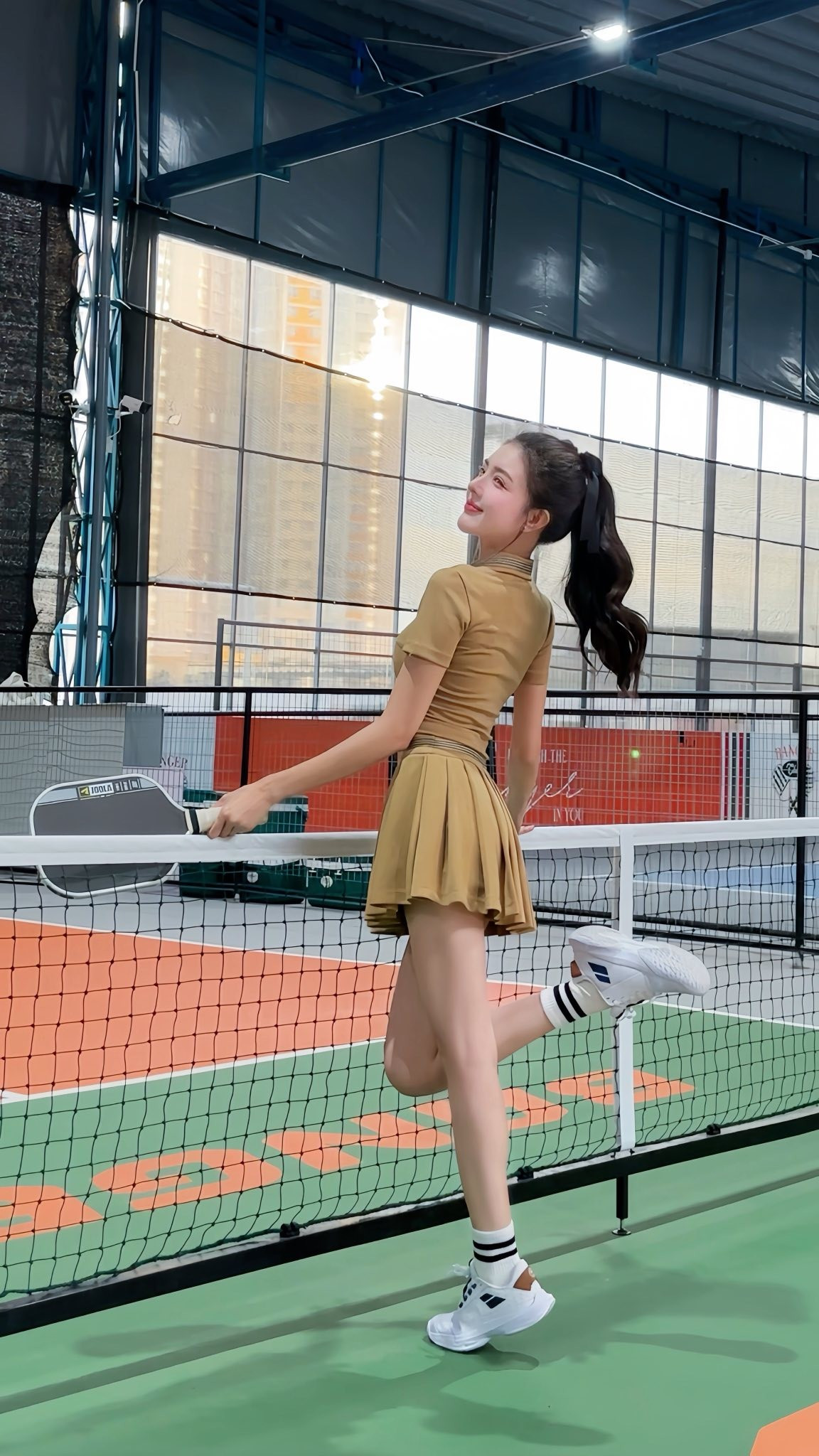 Điểm nhấn là màu sắc trang phục tươi sáng, kết hợp cùng mái tóc bồng bềnh và lối trang điểm nhẹ nhàng, tự nhiên.