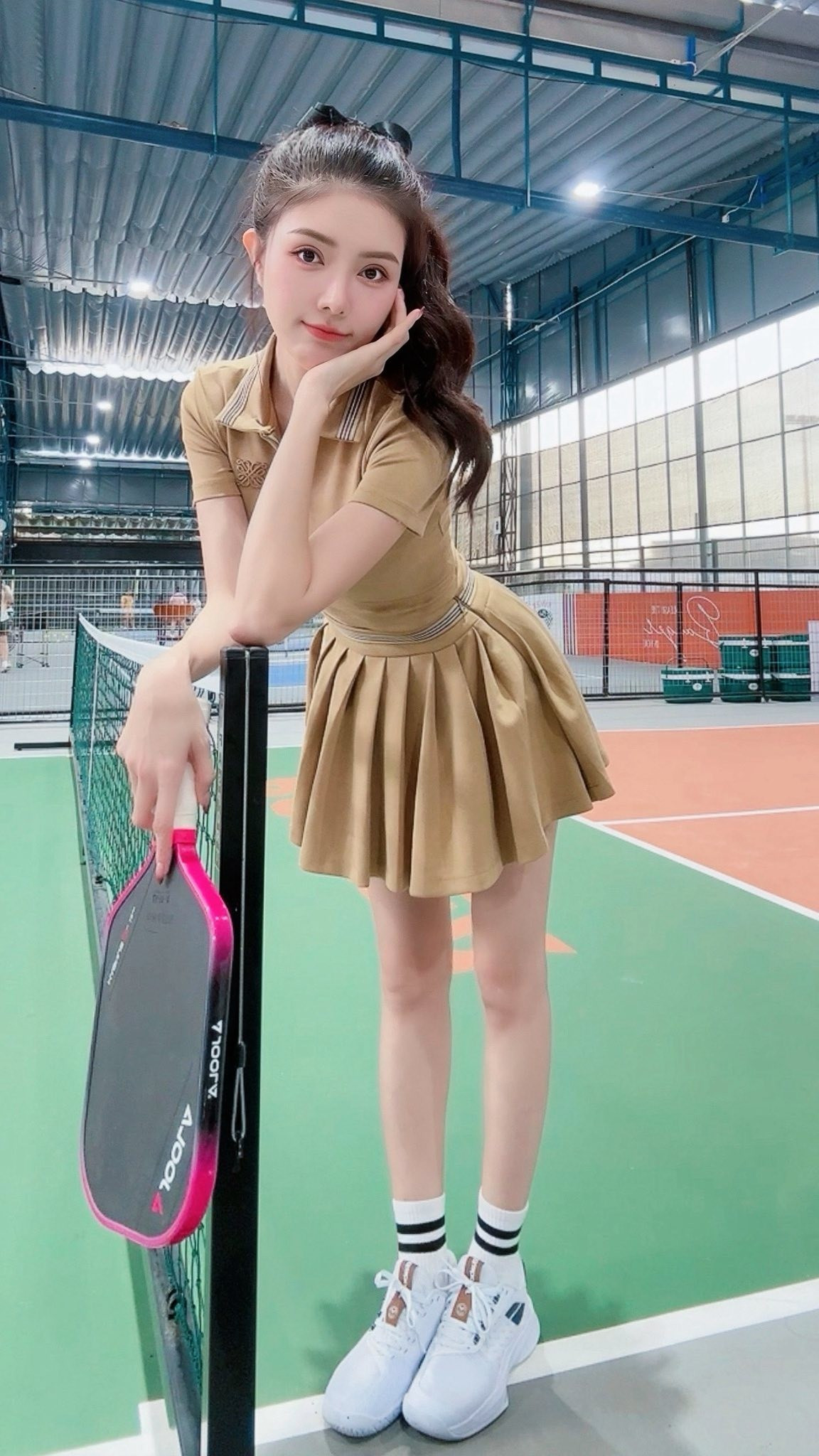 Trong loạt ảnh được chia sẻ gần đây, Lilly Luta đã chứng minh sức hút của mình không chỉ đến từ gương mặt chuẩn V-line và đôi mắt to tròn, mà còn từ thần thái tươi tắn, khỏe khoắn khi chơi thể thao.