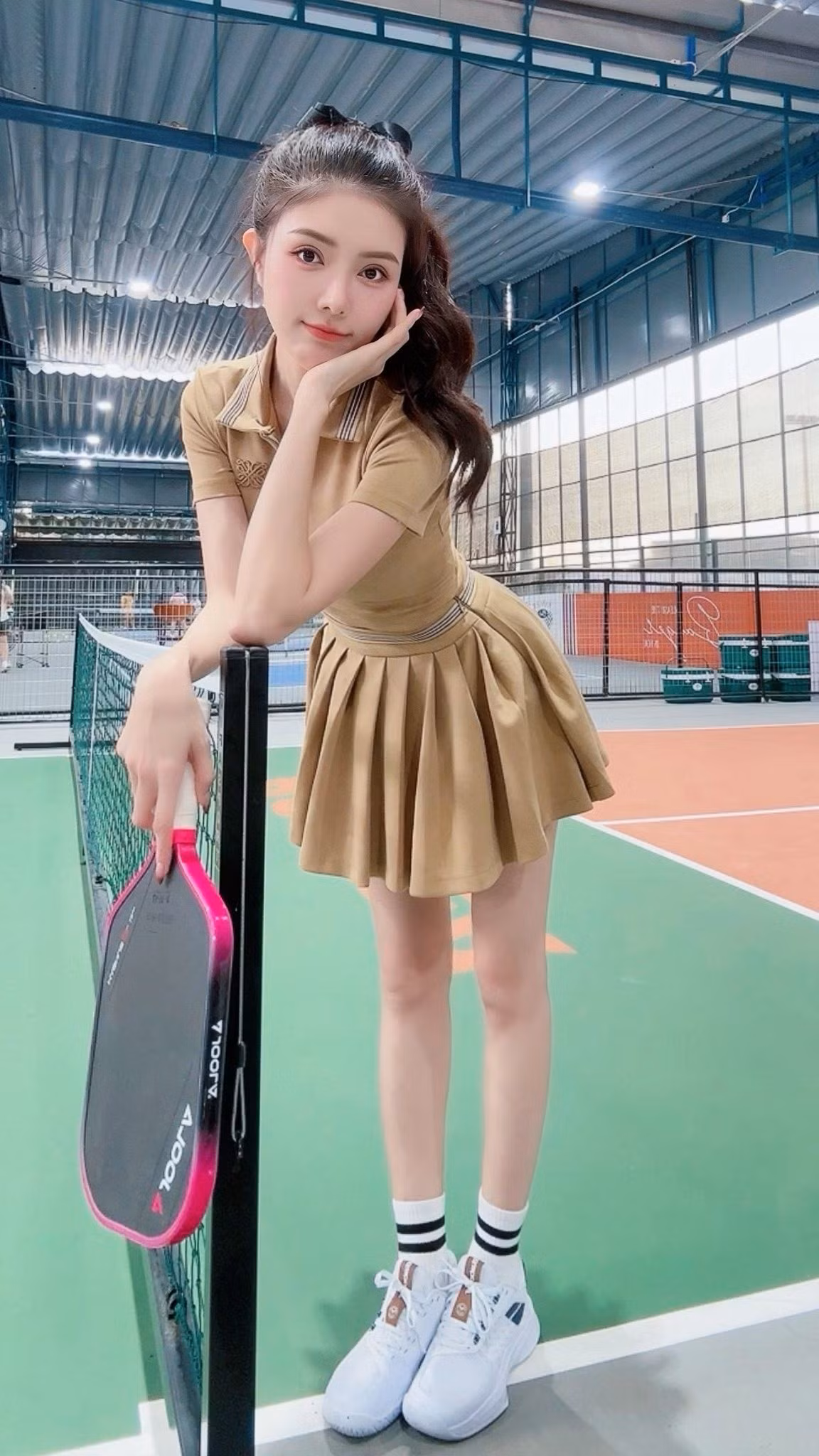 Trong loạt ảnh được chia sẻ gần đây, Lilly Luta đã chứng minh sức hút của mình không chỉ đến từ gương mặt chuẩn V-line và đôi mắt to tròn, mà còn từ thần thái tươi tắn, khỏe khoắn khi chơi thể thao.