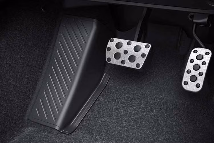 Phiên bản đặc biệt Z Urbano tiếp tục được duy trì cho năm 2026 với màn hình lớn hơn và phối màu hai tông mới. Yaris sử dụng kết hợp Black x Mustard, còn Yaris Cross phối Black x Urban Lock.