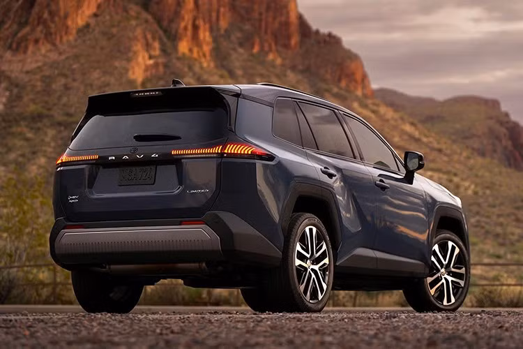 Phiên bản Z được phân biệt bằng các chi tiết sơn đen bóng nhằm tách biệt với hybrid tiêu chuẩn. Trong khi đó, GR Sport sở hữu cản trước thiết kế riêng, bộ mâm đặc trưng, cùm phanh đỏ và cánh gió sau. Tuy nhiên, những thay đổi không chỉ dừng ở hình thức.