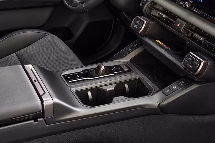 Điểm nổi bật nhất trên RAV4 PHEV 2026 là chế độ “Power Supply Time Priority Mode”. Hệ thống này phối hợp giữa pin và động cơ xăng để cung cấp điện liên tục cho gia đình trong tối đa 7 ngày với mức tải ổn định 400W.