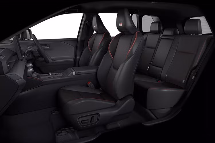 RAV4 PHEV 2026 sử dụng động cơ xăng 2.5L kết hợp hai mô-tơ điện và bộ pin dung lượng 22,7 kWh. Tổng công suất đạt 324 mã lực, truyền động đến cả bốn bánh thông qua hộp số e-CVT.