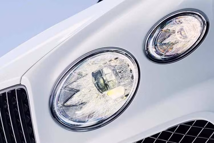 Bentley Bentayga Something Blue khoác lên mình "bộ cánh" ngoại thất màu Ice với tông trắng ánh xanh mát lạnh. Dưới ánh sáng, sắc xe trong trẻo như cánh đồng tuyết, vừa tĩnh lặng, vừa toát lên sự hiện diện mạnh mẽ. Bản thân cùm phanh cũng được sơn cùng màu Ice theo gói Standard Brakes with Ice Painted Calipers by Mulliner, tạo nên tổng thể tinh tế và đồng nhất.