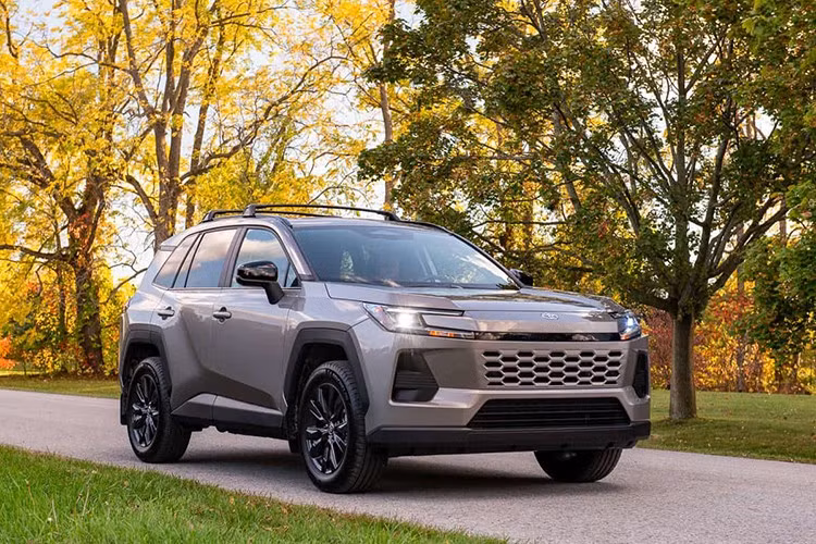 Toyota Toyota RAV4 2026 bản GR Sport cũng được tinh chỉnh hệ thống treo, trợ lực lái điện và bổ sung các thanh gia cường thân xe. Đáng chú ý, bộ pin cũng đóng vai trò như một phần kết cấu tăng độ cứng vững khung gầm.