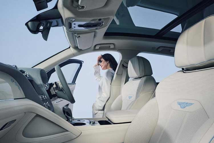 Trên mặt táp-lô phía ghế phụ lái là ốp trang trí mạ crôm và màu xanh lấy cảm hứng từ hoa chuông xanh - biểu tượng của hi vọng và lời chúc phúc. Thiết kế gợi hình ảnh những bông hoa chuông khẽ rung trong buổi sớm mùa xuân, kể câu chuyện riêng mà chiếc xe mang theo.