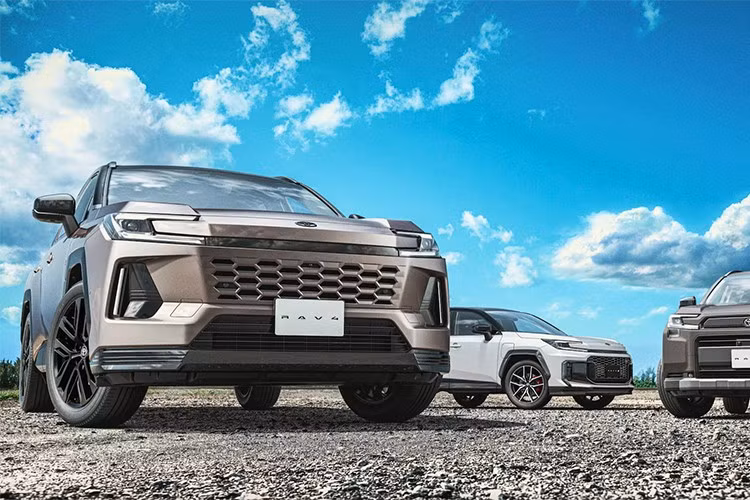 Tại Nhật Bản, Toyota RAV4 PHEV 2026 đã mở nhận đặt hàng với kế hoạch sản xuất khoảng 700 xe mỗi tháng. Phiên bản Z có giá từ 6.000.000 yên (khoảng 38.800 USD), cao hơn đáng kể so với bản hybrid thường. Trong khi đó, GR Sport là phiên bản đắt nhất, khởi điểm 6.300.000 yên (khoảng 40.750 USD).