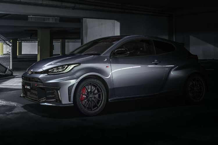 Toyota bổ sung ốp gương chiếu hậu và ăng-ten vây cá mập màu đen, cùng một số màu sơn mới. Yaris có thêm tùy chọn màu Mustard, trong khi Yaris Cross giới thiệu màu Urban Lock. Các gói phụ kiện từ GR Parts và Modellista vẫn tiếp tục được cung cấp.