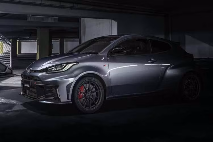 Toyota bổ sung ốp gương chiếu hậu và ăng-ten vây cá mập màu đen, cùng một số màu sơn mới. Yaris có thêm tùy chọn màu Mustard, trong khi Yaris Cross giới thiệu màu Urban Lock. Các gói phụ kiện từ GR Parts và Modellista vẫn tiếp tục được cung cấp.