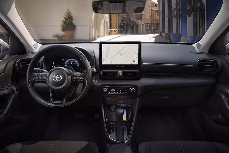 Bên trong cabin, thay đổi đáng chú ý nhất là màn hình giải trí trung tâm 10,5 inch – trang bị từng xuất hiện tại châu Âu từ năm 2023. Các phiên bản tiêu chuẩn sử dụng màn hình 8 inch, trong khi màn hình 7 inch cũ đã bị loại bỏ.