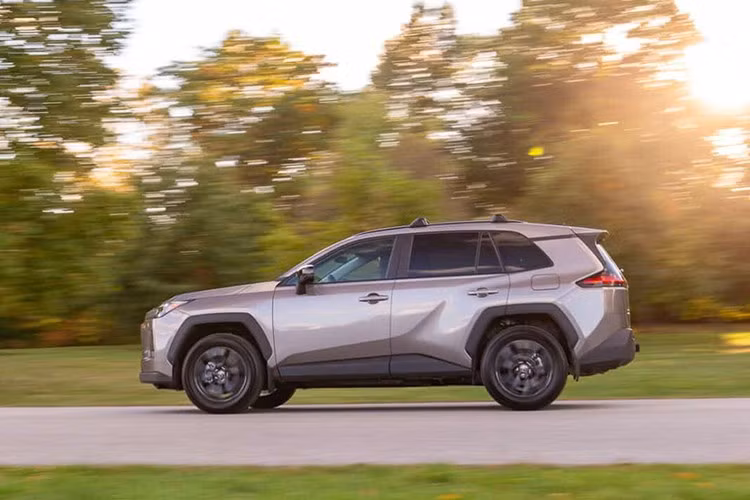 Về ngoại hình, RAV4 PHEV tại Nhật không có khác biệt so với phiên bản toàn cầu. Khách hàng có thể lựa chọn giữa bản Z tiêu chuẩn và bản GR Sport mang phong cách thể thao, trong khi cấu hình Adventure tại Nhật chỉ có bản hybrid thường.
