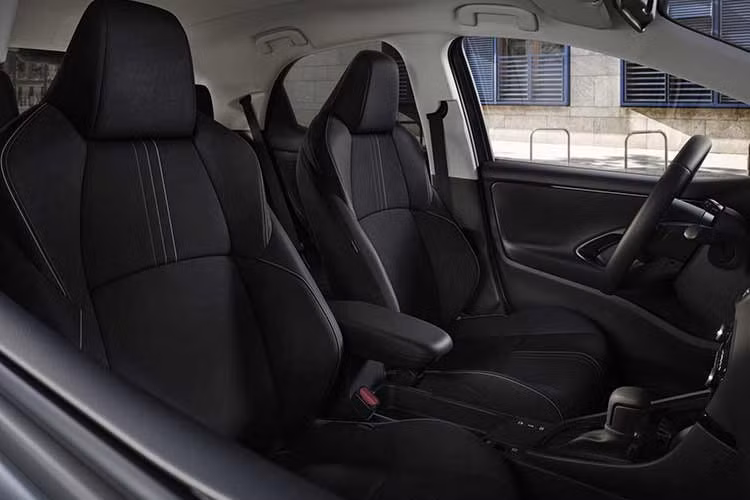 Phiên bản hybrid nay được bổ sung phanh tay điện tử và bệ tỳ tay trung tâm phía trước. Các mẫu dẫn động 4 bánh được trang bị tiêu chuẩn gói dành cho thời tiết lạnh, còn bản dẫn động cầu trước có thể tùy chọn. Hãng cũng cho phép khách hàng đặt thêm ghế phụ chỉnh xoay – nghiêng nhằm tăng sự thuận tiện khi lên xuống xe.