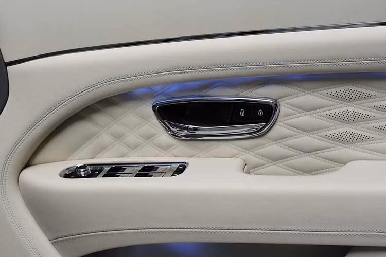 Sức mạnh của Bentley Bentayga Something Blue vẫn đến từ động cơ V8, tăng áp kép, dung tích 4.0L quen thuộc, cho công suất tối đa 550 mã lực và mô-men xoắn cực đại 770 Nm. Nhờ đó, xe có thể tăng tốc từ 0-100 km/h trong 4,5 giây và đạt tốc độ tối đa 290 km/h dù xe nặng 2.416 kg.