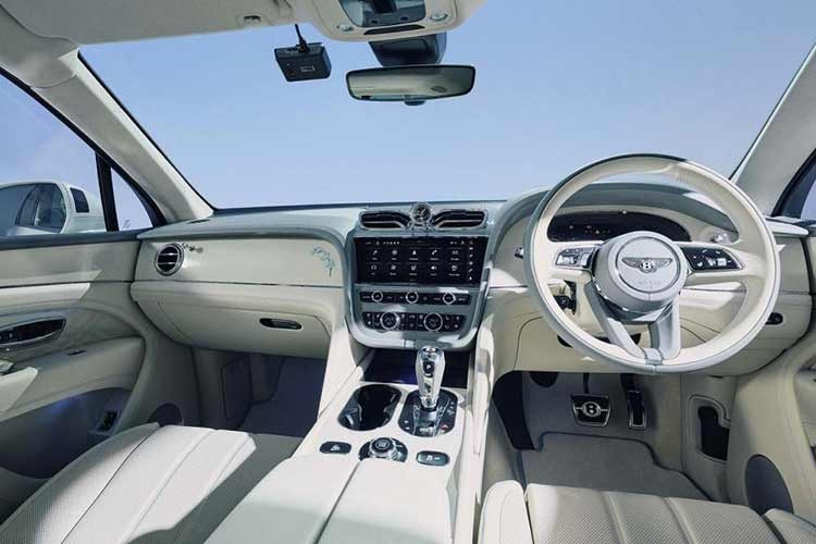 Mở cửa xe, các nữ chủ nhân được chào đón bằng một không gian tràn ngập ánh sáng thuần khiết. Nội thất được bọc da màu trắng Linen phối xám Gravity Grey tạo nên tương phản sáng-tối trang nhã.