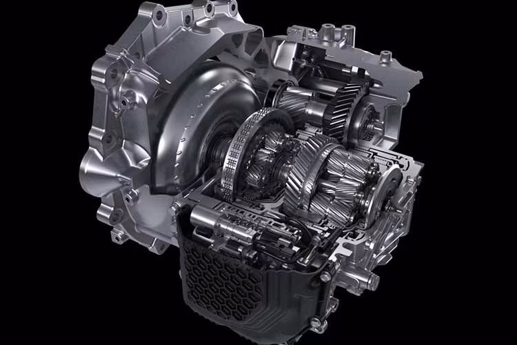 Khác với châu Âu chỉ bán phiên bản hybrid, Yaris và Yaris Cross tại Nhật vẫn duy trì các tùy chọn động cơ thuần xăng. Khách hàng có thể chọn động cơ 1.5L công suất 118 mã lực hoặc hệ truyền động hybrid cho tổng công suất 114 mã lực. Phiên bản hybrid mạnh 129 mã lực tại châu Âu không được phân phối tại Nhật.