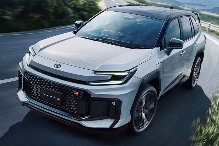 Toyota chính thức hoàn tất màn ra mắt toàn cầu của RAV4 2026 khi giới thiệu phiên bản plug-in hybrid (PHEV) và GR Sport tại Nhật Bản. Bên cạnh việc công bố thông số kỹ thuật chi tiết, hãng xe Nhật còn gây chú ý với tính năng cung cấp nguồn điện cho các thiết bị sử dụng điện trong gia đình lên tới 7 ngày.