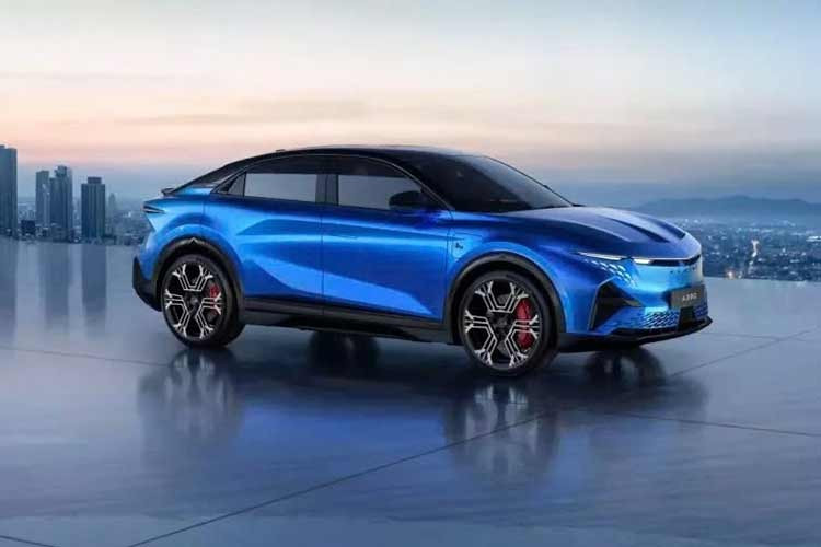 Tuy nhiên, nếu Alpine A390 muốn cạnh tranh với Porsche Macan Electric, thì giá của nó phải thấp hơn. Mẫu xe này có giá khởi điểm 78.000 đô la (tương đương 57.935 bảng Anh) cho phiên bản cơ bản, với công suất 355 mã lực và khả năng tăng tốc từ 0 đến 60 dặm/giờ (97 km/h) trong 5,4 giây, và có giá ít nhất 109.500 đô la (81.330 bảng Anh) cho phiên bản Turbo, với công suất 630 mã lực, chỉ mất 3,1 giây để tăng tốc 0-100 km/h.